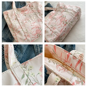 Dettagli della borsa tote in tela floreale rosa con cuciture rinforzate e cerniera dorata