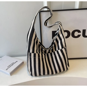 Detailopname van een gestreepte canvas shopper met geweven verticale patroonstructuur