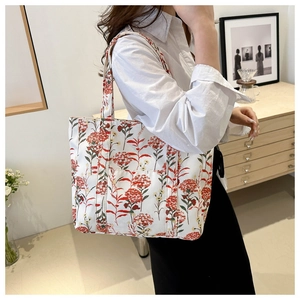 Foto lifestyle di borsa tote floreale con stampe vivaci e pratica tasca frontale esterna