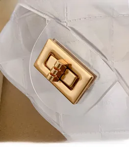Détail du sac gelée blanc semi-transparent avec motif matelassé et fermoir en métal doré
