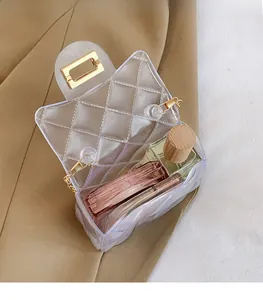 Détail du mini sac en PVC transparent avec motif matelassé, serrure dorée et chaîne