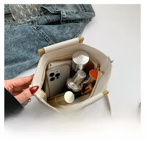 Vue de l'intérieur du sac tissé blanc montrant la grande capacité pour les cosmétiques