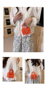 Détail du mini sac gelée orange avec texture matelassée et poignée en perles