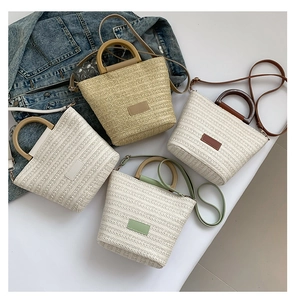 Quatre sacs seaux tressés en diverses couleurs avec anses rondes et bandoulières