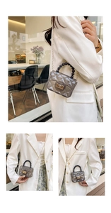 Détail du sac gelée gris transparent avec motif matelassé et poignée en perles noires