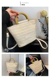 Détail du sac cabas tissé blanc avec poignée jaune et bandoulière amovible