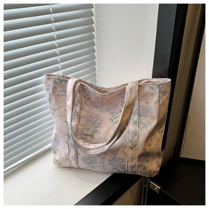 Dettaglio della borsa tote in tela rosa con stampa floreale e trama del tessuto