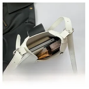 Vue intérieure du sac à main en cuir blanc montrant la capacité pour téléphone
