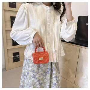Mini sac gelée orange matelassé avec poignée en perles rouges et chaîne dorée