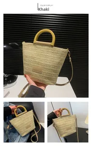Détails du sac seau tissé kaki montrant sa surface texturée et ses anses en cuir chic