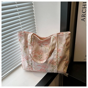 Dettaglio della borsa tote in tela floreale con una comoda tasca esterna sulla parte anteriore