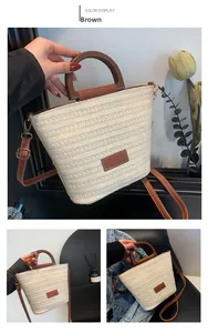 Détail du sac à main en paille tressée avec poignées en cuir marron et texture