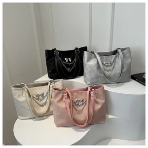 Grands sacs cabas en plusieurs couleurs avec détails papillon en métal et chaînettes