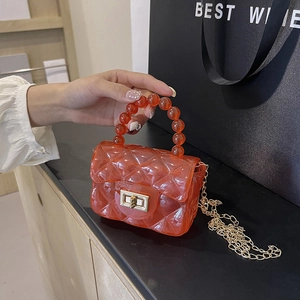 Détail du mini sac gelée orange avec motif en losange et poignée en perles chic