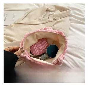 Vue intérieure du sac rose à texture de bulles montrant un grand espace de rangement