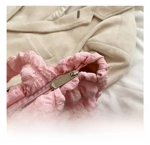 Gros plan d'un sac bouffant rose avec fermeture éclair argentée et texture bulles