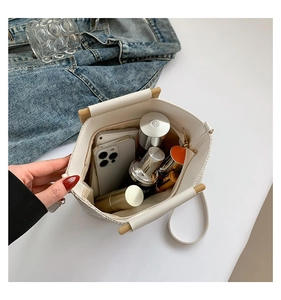 Vue de dessus du sac seau tressé blanc montrant sa grande capacité de rangement