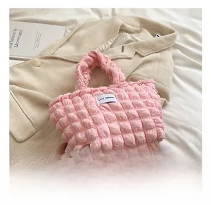 Gros plan du sac à main rose bubble cloud avec étiquette LOVE FASHION et texture douce