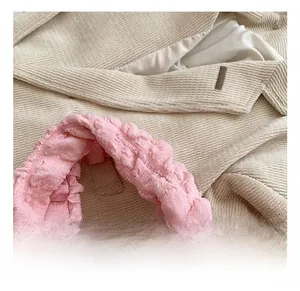 Détail de la texture plissée rose et de la poignée confortable du sac à bandoulière cloud