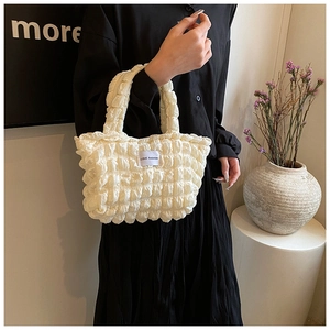Détail du sac à main blanc en tissu popcorn avec texture à bulles et étiquette LOVE FASHION