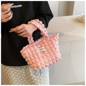 Détail de sac à main rose plissé avec texture à bulles et étiquette Love Fashion
