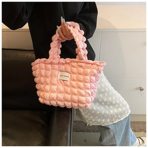 Détail du tissu à bulles rose du sac cabas avec l'étiquette LOVE FASHION