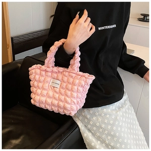 Gros plan sur le tissu bulle rose et le logo Love Fashion du sac à bandoulière