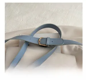 Détail de la bandoulière réglable en cuir PU bleu clair avec boucle en métal doré et couture