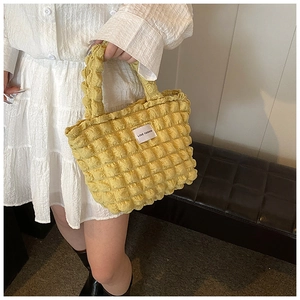 Détail du sac jaune à texture bulles avec étiquette tissée blanche LOVE FASHION