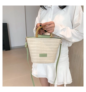 Détails du sac seau tressé beige avec bordure en PU vert et poignée ronde en bois