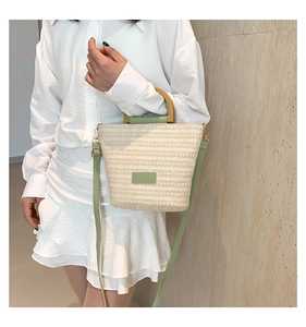 Détail du sac cabas en paille tressée avec garniture PU vert citron et anses en bois
