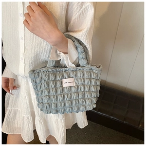 Détail du sac cabas plissé à bulles bleu clair avec étiquette LOVE FASHION