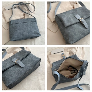 Vue détaillée du sac bandoulière bleu vintage montrant l'avant l'arrière et l'intérieur