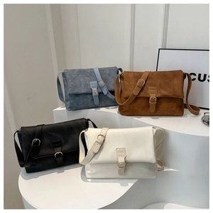 Détail de sacs fourre-tout élégants en quatre couleurs avec finition mate et boucles