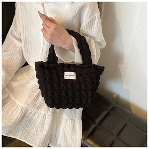 Détail du sac à main noir à texture gaufrée avec étiquette tissée Love Fashion