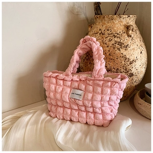 Gros plan sur le sac bouffant rose avec texture bulle et étiquette Love Fashion