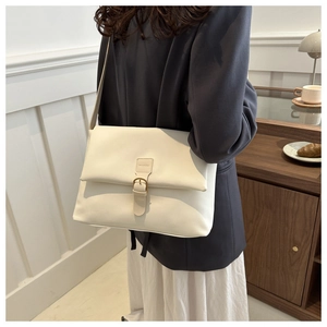 Sac cabas chic en cuir blanc crème présenté dans une scène de vie professionnelle