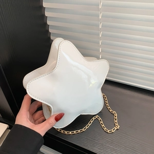 Mini sac chic en forme d'étoile en cuir verni blanc avec bandoulière chaîne dorée