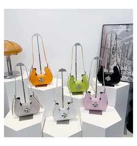 Détail de sacs hobo colorés avec boucles fleurs métalliques sur socles d'exposition