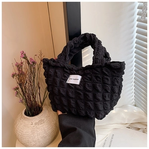 Détail du sac à main noir plissé à bulles avec étiquette tissée Love Fashion