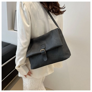 Détail du sac bandoulière noir mat avec fermeture à rabat et boucle de style vintage