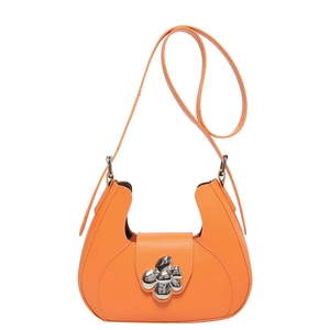 Sac bandoulière orange en forme de U avec une boucle métallique argentée en forme de fleur