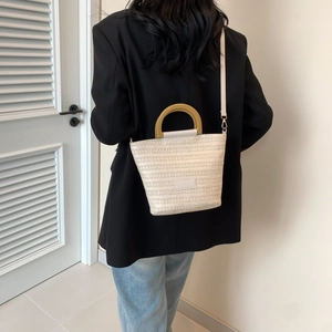 Sac fourre-tout tressé beige avec poignées en bois jaune et bandoulière en cuir