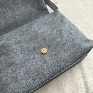 Sac cabas gris rétro en daim avec fermoir magnétique bronze et coutures de qualité