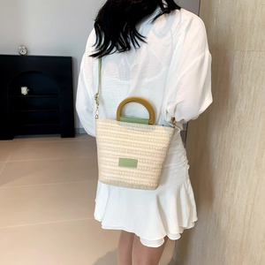 Sac seau chic en paille tissée avec poignée en bois et bandoulière en cuir vert