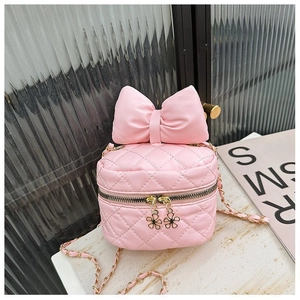 Rosa gesteppte Beuteltasche mit großer Schleife und goldener Kette auf Marmor