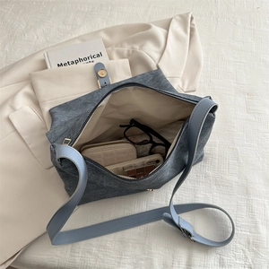 Sac fourre-tout bleu mat vintage pour femme montrant un intérieur spacieux pour le quotidien
