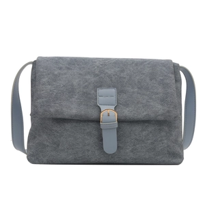 Sac fourre-tout gris mat rétro avec bandoulière en cuir bleu et boucle dorée