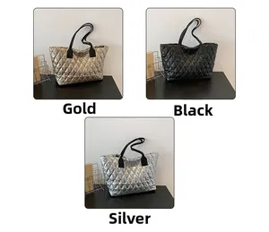 Sacs cabas matelassés en coloris or, noir et argent avec de longues bandoulières