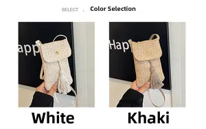 Vue détaillée des sacs à bandoulière en paille tissée blanc et kaki avec pompons